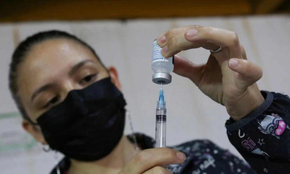 Νότια Αφρική: Μόνη λύση για να ανακόψουν το κύμα των κρουσμάτων ο εμβολιασμός παιδιών και εφήβων